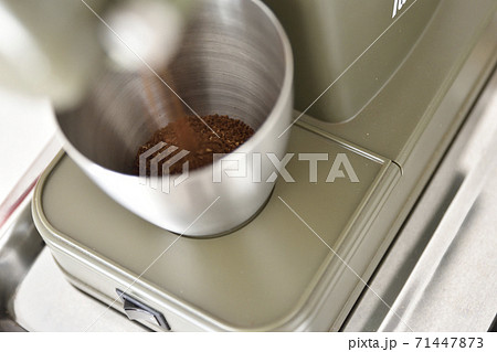 挽かれる、コーヒー豆 71447873