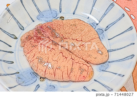 家庭的で素朴な自宅調理の明石産 天然鯛の子 色鉛筆画風のイラスト素材