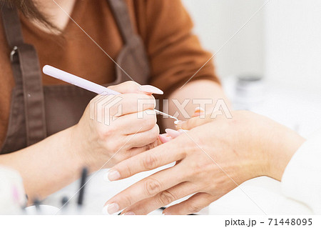 ネイルサロンで施述する女性 71448095