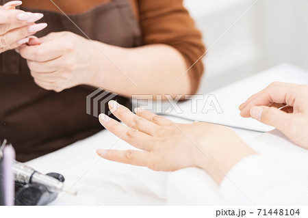 ネイルサロンで施述する女性 71448104