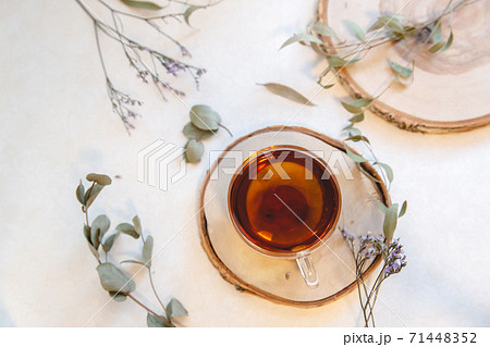 家でお茶を飲む。在宅でリラックス・おうち時間・休憩ティータイム。 家でお茶を飲む。在宅でリラックス・おうち時間・休憩ティータイム。 71448352