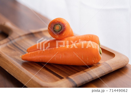 カッティングボードの上に置いた人参 71449062