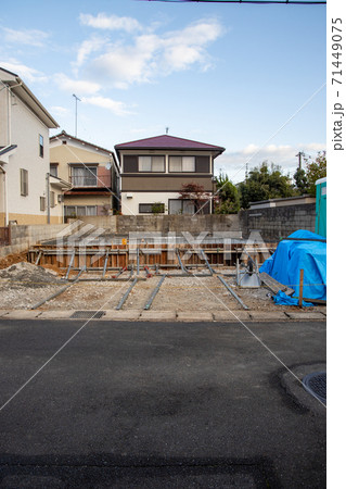 新築一戸建ての基礎工事が始まった建築現場 71449075