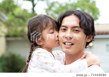 若いパパと女の子 若いパパと女の子 71449080