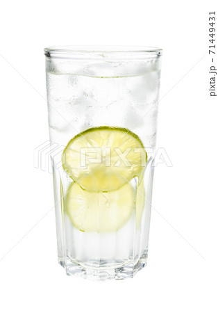 side view of gin tonic cocktail with lime slices side view of gin tonic cocktail with lime slices 71449431