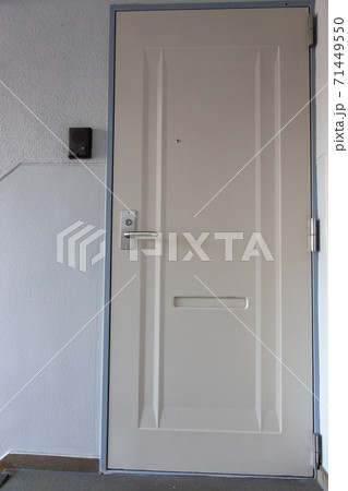 賃貸アパートの玄関ドアの写真素材