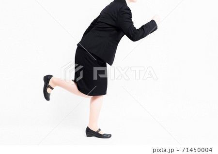 スーツを着た女性の足元 71450004