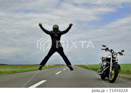 ツーリングにてライダージャンプ ツーリングにてライダージャンプ 71450228