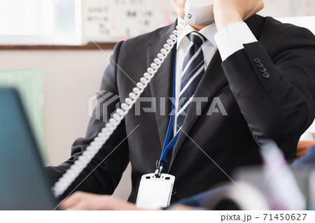 電話をする男性 71450627