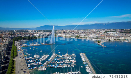 Aeial view over Lake Geneva in Switzerland 71451018