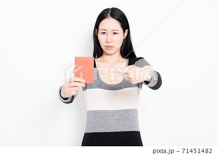 レッドカードを手に持つ女性 レッドカードを手に持つ女性 71451482
