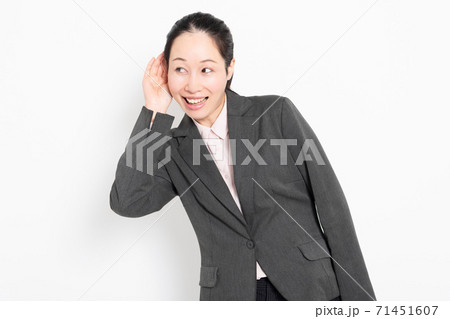 聞き耳をたてるビジネスウーマン 71451607