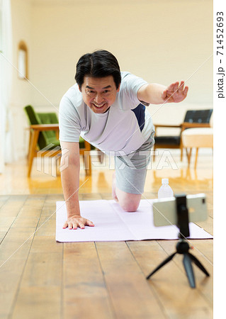 自宅でヨガを楽しむ60代男性 71452693