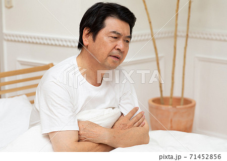 眠れない60代男性 71452856