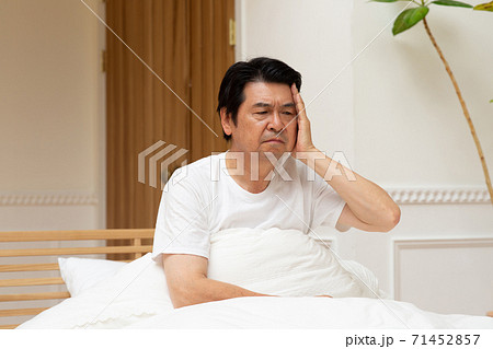 眠れない60代男性 71452857