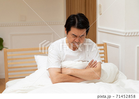 眠れない60代男性 71452858