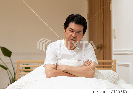 眠れない60代男性 71452859