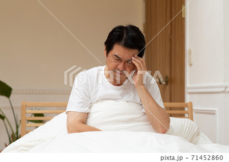 眠れない60代男性 71452860