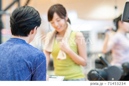 ジムでカウンセリングを受ける若い女性 71453234