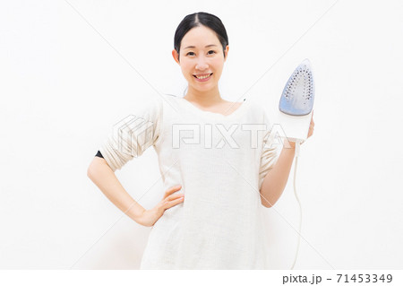アイロンがけをする女性の写真素材