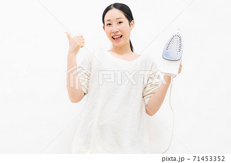 アイロンがけをする女性 71453352