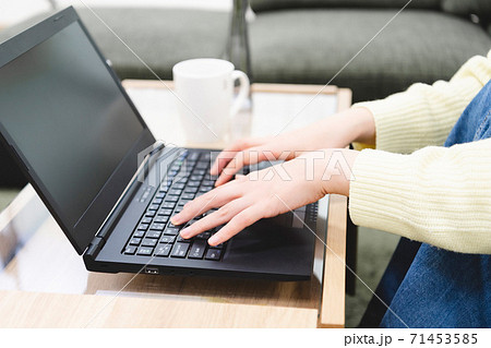 ノートパソコンを操作する女性 71453585