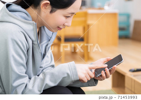 スマホを使う女性 スマホを使う女性 71453993