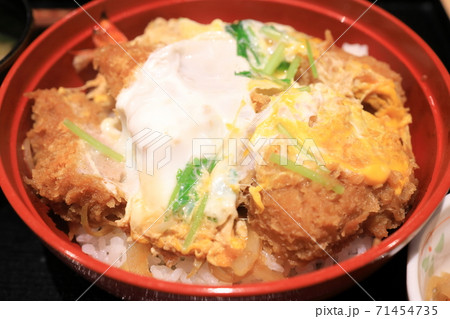 美味しいトンカツやエビフライのミックス丼 71454735