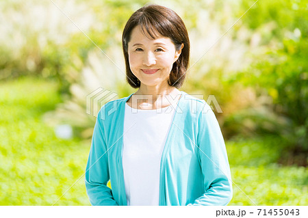 シニア女性　ポートレート 71455043
