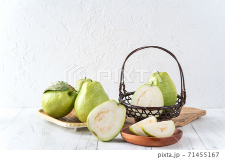 グアバ フルーツ 果物 71455167