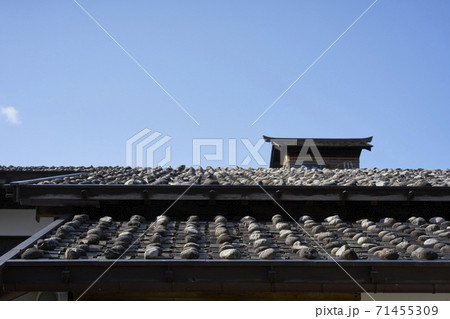 新潟県 渡邊邸の石置小羽葺屋根撞木造りの写真素材