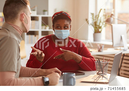 Colleagues at meeting 71455685