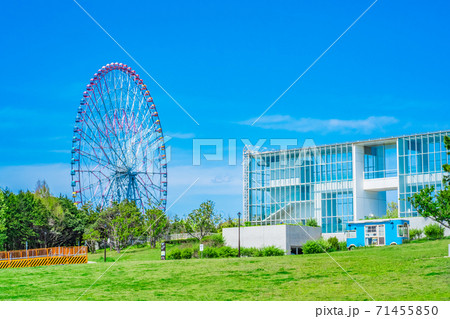 東京 葛西臨海公園の広場と観覧車と水色のワゴンカーの写真素材