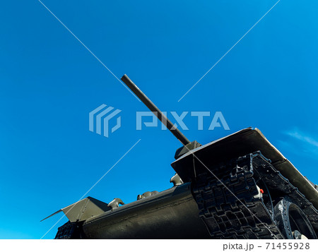 military tank with artillery cannon to fire at war 71455928