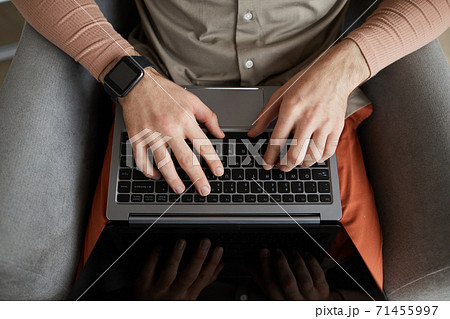 Man typing on laptop 71455997