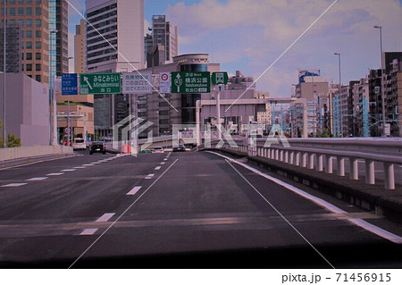 《神奈川県》 横浜付近の高速道路の景色 《神奈川県》 横浜付近の高速道路の景色 71456915