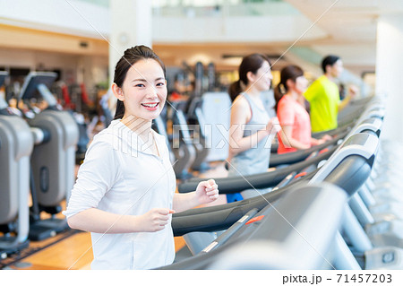 ジムで運動する若い人々 ジムで運動する若い人々 71457203