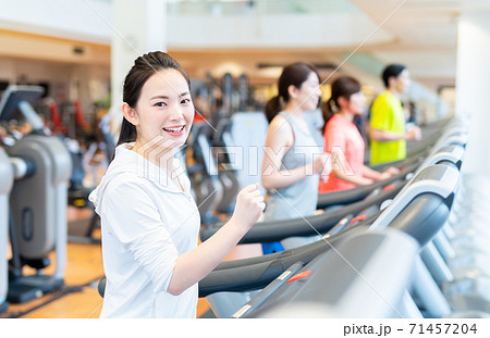 ジムで運動する若い人々 ジムで運動する若い人々 71457204