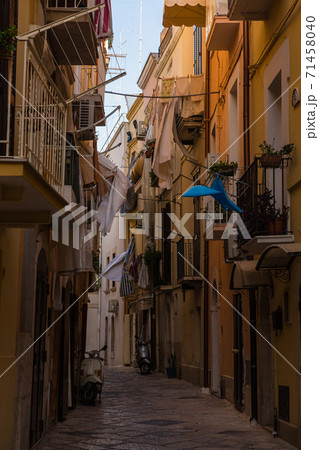 イタリア バーリの旧市街の路地裏の写真素材