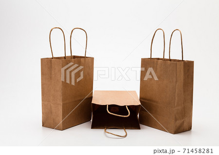 Brown paper shopping bags on whtie background Brown paper shopping bags on whtie background 71458281