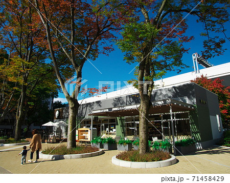 リニューアルした久屋大通公園北端のカフェ併設の天狼院書店 リニューアルした久屋大通公園北端のカフェ併設の天狼院書店 71458429