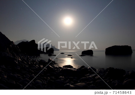 moonlight shines on the sea moonlight shines on the sea 71458643