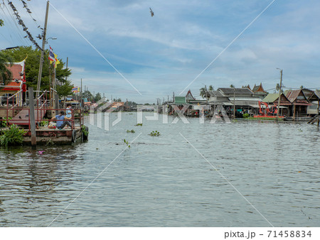 Thai culture at the two sides of the canal 71458834