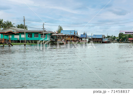 Thai culture at the two sides of the canal 71458837