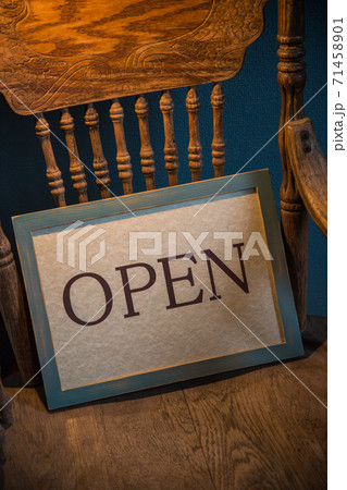 営業中の看板　Open 71458901