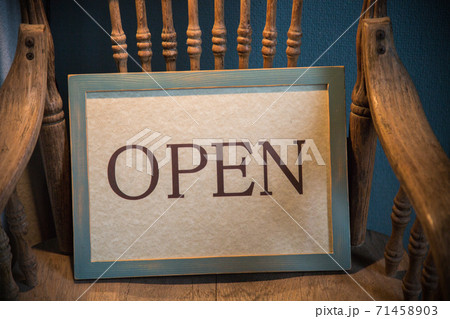 営業中の看板　Open 71458903