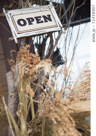 営業中の看板　Open 71458907
