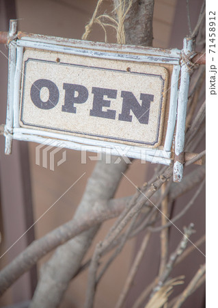 営業中の看板　Open 71458912