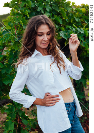 portrait of a beautiful fashionable woman in a vineyard portrait of a beautiful fashionable woman in a vineyard 71462541