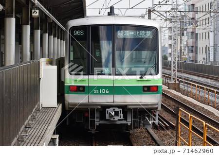 駅に停車中の東京メトロ千代田線05系 駅に停車中の東京メトロ千代田線05系 71462960